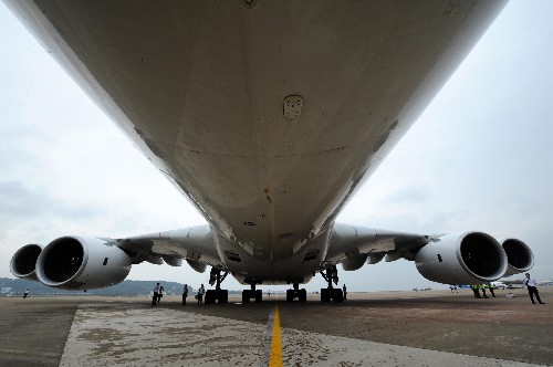 這是空中客車A380客機的腹部特寫(11月3日攝)。 當日,目前世界最大客機——被稱為“空中巨無霸”的空客A380客機飛抵珠海機場。從11月4日開始,這架客機將在第7屆中國國際航空航天博覽會(珠海航展)上進行靜態(tài)展示及飛行表演。這是空中客車A380客機首次參加珠海航展。 新華社記者周文杰攝
