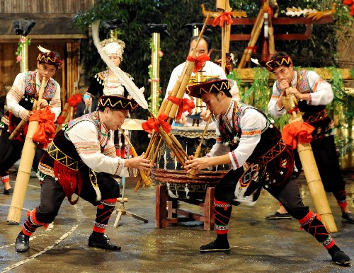 11月4日,苗族群眾在表演蘆笙二重奏《斗馬》。 素有“百節(jié)之鄉(xiāng)”美稱的廣西融水苗族自治縣,大苗山民族風(fēng)情濃郁,安太蘆笙節(jié)、香粉古龍坡會(huì)、安陲芒蒿節(jié)、新禾節(jié)、拉鼓節(jié)等各種大小民族節(jié)日、集會(huì)每年有近百個(gè)。苗族眾多的民族節(jié)日與獨(dú)特的木樓建筑、精巧的服飾、富有情趣的民族餐,以及奇異的婚俗,形成獨(dú)特的民族風(fēng)情旅游美景,每年吸引成千上萬(wàn)的海內(nèi)外游客前來(lái)觀賞、探秘。 新華社記者 張愛(ài)林 攝