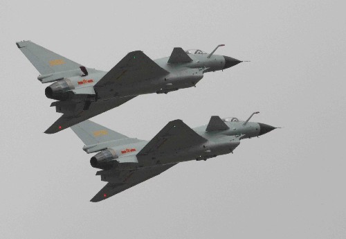11月5日,兩架殲10戰(zhàn)機(jī)在珠海航展上表演。 當(dāng)日,第七屆中國(guó)國(guó)際航空航天博覽會(huì)進(jìn)入第二天,“中國(guó)航空日”的各項(xiàng)飛行表演和展覽精彩紛呈。本屆珠海航展將于本月9日結(jié)束。 新華社記者 王建民 攝