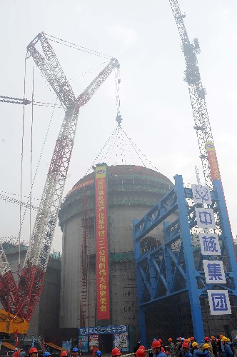 11月6日,鋼構(gòu)穹頂對接完成。 當日,位于浙江省海鹽縣的中核集團秦山核電二期擴建工程4號機組反應(yīng)堆廠房安全殼穹頂一次性整體吊裝成功,標志著我國“十一五”期間首個開工的核電工程兩臺機組提前3個月結(jié)束土建,全面轉(zhuǎn)入安裝階段。 穹頂?shù)跹b,是核電站建設(shè)的一個重大節(jié)點,重達170噸的鋼構(gòu)穹頂要采用履帶式吊機進行吊裝,與反應(yīng)堆廠房對接,最大只允許3毫米的誤差,被形容為“刀刃與刀刃的對接”。 秦山核電二期擴建工程于2006年4月28日開工,預(yù)計將于2011年底全面建成。屆時,秦山二期核電站4臺機組的總裝機容量將到260萬千瓦,年發(fā)電能力為180至200億千瓦時,與秦山一期、三期核電站共同組成我國最大的核電基地。 新華社記者 徐昱 攝