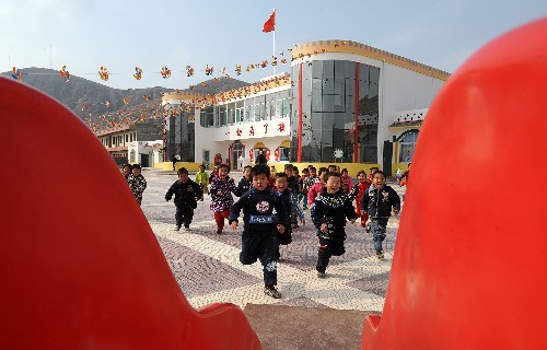 11月11日,吳起縣長(zhǎng)城鄉(xiāng)幼兒園的孩子們?cè)趫@內(nèi)活動(dòng)。吳起縣鄉(xiāng)鄉(xiāng)建起幼兒園,并實(shí)施免費(fèi)入園。 2007年,陜西省吳起縣實(shí)施人民滿意教育工程,當(dāng)年在陜西省率先提出免費(fèi)12年義務(wù)教育,實(shí)行免除學(xué)雜費(fèi)、取暖費(fèi)、住宿費(fèi)、課本費(fèi)、電教費(fèi)和補(bǔ)助生活費(fèi)“五免一補(bǔ)”政策,撤并10人以下的158所偏遠(yuǎn)鄉(xiāng)村小學(xué),將1200多名學(xué)生全部集中到鄉(xiāng)鎮(zhèn)中心小學(xué)學(xué)習(xí),推行寄宿制,實(shí)現(xiàn)城鄉(xiāng)教育公平。 新華社記者陶明攝