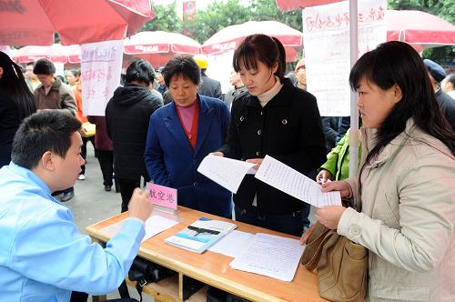 11月19日,在南充市高坪區(qū)舉行的返鄉(xiāng)民工專場招聘會現(xiàn)場,求職者向用人單位代表咨詢招聘信息。 新華社發(fā)(成潮生 攝)