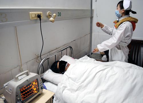 11月24日,一名被救礦工在醫(yī)院接受心電監(jiān)護。當日凌晨4時56分,經(jīng)過救援隊伍的日夜奮戰(zhàn),江西龍南縣夾湖鄉(xiāng)鎢礦冒頂事故的4名礦工在被困80小時后成功獲救,經(jīng)現(xiàn)場醫(yī)護人員初步檢查,4人身體狀況良好、情緒穩(wěn)定。目前,4名礦工已被轉(zhuǎn)送龍南縣人民醫(yī)院作進一步檢查、醫(yī)護。新華社發(fā)(周科 攝)