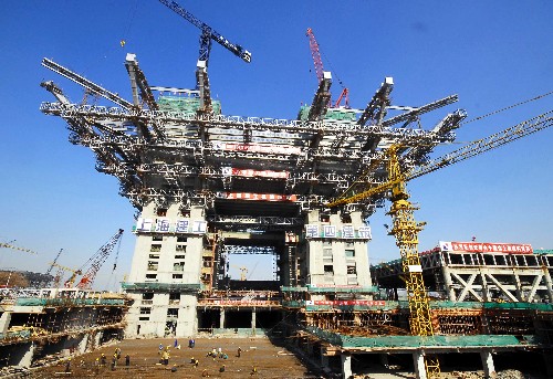 11月28日,上海世博會中國國家館土建結構封頂。作為上海世博會的核心建筑之一,中國館位于世博會園區(qū)浦東區(qū)域的中心位置,由國家館、地區(qū)館以及港澳臺館三部分組成。 新華社發(fā)