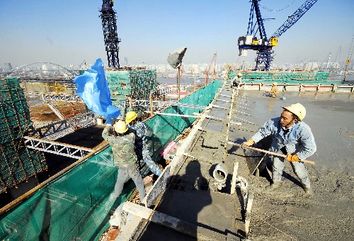 11月28日,工人在中國國家館頂層進行土建結構封頂施工。 當日,上海世博會中國國家館土建結構封頂。作為上海世博會的核心建筑之一,中國館位于世博會園區(qū)浦東區(qū)域的中心位置,由國家館、地區(qū)館以及港澳臺館三部分組成。 新華社發(fā)