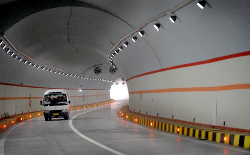 11月28日,汽車(chē)行駛在柞小高速公路節(jié)能燈泡隧道里。 當(dāng)日,國(guó)家高速包頭至茂名線陜西境柞小高速公路(柞水—小河)建成通車(chē)。 2005年10月開(kāi)工建設(shè)的柞小高速公路,聯(lián)系陜南、關(guān)中和陜北三大經(jīng)濟(jì)區(qū),全長(zhǎng)71.67公里,概算投資48.7億元。全線采用4車(chē)道高速公路標(biāo)準(zhǔn)建設(shè),設(shè)計(jì)行車(chē)速度80公里/小時(shí), 橋隧比例占路線總長(zhǎng)的65%,由于工程艱巨,每公里造價(jià)高達(dá)6800萬(wàn)元。它的建成通車(chē),將完善全國(guó)和陜西省公路網(wǎng)結(jié)構(gòu),促進(jìn)秦巴山區(qū)經(jīng)濟(jì)發(fā)展。 新華社記者 陶明 攝