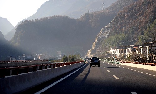 11月28日,汽車(chē)行駛在柞小高速公路上。 當(dāng)日,國(guó)家高速包頭至茂名線陜西境柞小高速公路(柞水—小河)建成通車(chē)。 2005年10月開(kāi)工建設(shè)的柞小高速公路,聯(lián)系陜南、關(guān)中和陜北三大經(jīng)濟(jì)區(qū),全長(zhǎng)71.67公里,概算投資48.7億元。全線采用4車(chē)道高速公路標(biāo)準(zhǔn)建設(shè),設(shè)計(jì)行車(chē)速度80公里/小時(shí), 橋隧比例占路線總長(zhǎng)的65%,由于工程艱巨,每公里造價(jià)高達(dá)6800萬(wàn)元。它的建成通車(chē),將完善全國(guó)和陜西省公路網(wǎng)結(jié)構(gòu),促進(jìn)秦巴山區(qū)經(jīng)濟(jì)發(fā)展。 新華社記者 陶明 攝