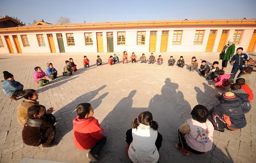12月15日,留守兒童在甘肅皋蘭縣西岔鎮(zhèn)“留守兒童之家”玩耍。甘肅省首批32個(gè)“留守兒童之家”日前建成,這些“留守兒童之家”分布在甘肅省14個(gè)市州的32個(gè)縣。按照計(jì)劃,甘肅省將在全省建設(shè)1800個(gè)“留守兒童之家”。新華社記者 聶建江 攝