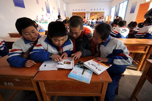 12月15日,幾名留守兒童在甘肅皋蘭縣西岔鎮(zhèn)“留守兒童之家”的活動(dòng)室里看書。 新華社記者 聶建江 攝