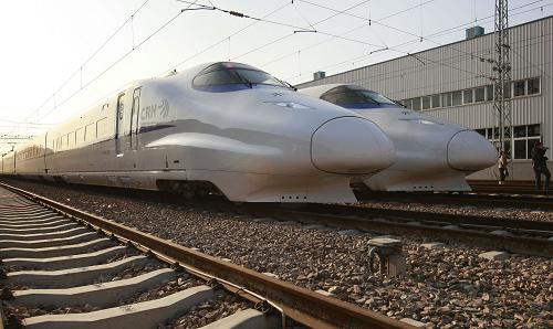 12月16日,兩列臥鋪動(dòng)車組列車停靠在上海南站附近的停車場。當(dāng)日,即將開行的京滬、京杭臥鋪動(dòng)車組列車在上海亮相。京滬、京杭間的大編組臥鋪動(dòng)車組將于21日在北京站首發(fā),這是我國首批臥鋪動(dòng)車組,時(shí)速250公里。其中,上海至北京全程運(yùn)行時(shí)間只需9小時(shí)59分,比目前京滬間開行的最快的直達(dá)特快列車縮短了1小時(shí)29分。京杭間運(yùn)行11小時(shí),比Z字頭列車縮短近2小時(shí)。除了運(yùn)行時(shí)間相對縮短之外,臥鋪動(dòng)車組列車內(nèi)的設(shè)施和服務(wù)也更人性化。 新華社記者 裴鑫 攝