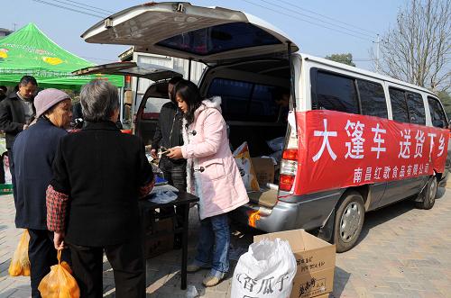 12月17日,南昌市組織的20輛貨車在南昌縣向塘鎮(zhèn)促銷。當(dāng)日,江西開展名優(yōu)產(chǎn)品“大篷車送貨下鄉(xiāng)”活動,組織食品、服裝、小家電、小五金等大量江西省名優(yōu)產(chǎn)品進(jìn)入廣大農(nóng)村,擴(kuò)大農(nóng)村的消費(fèi)市場。據(jù)了解,江西全省將組織不少于100輛大貨車參加“大篷車送貨下鄉(xiāng)”活動。 新華社發(fā)(周科 攝)