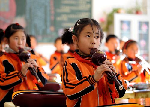 12月16日,在東勝區(qū)萬佳小學(xué),二年級五班的孩子們正在上音樂課。 新華社記者 任軍川 攝