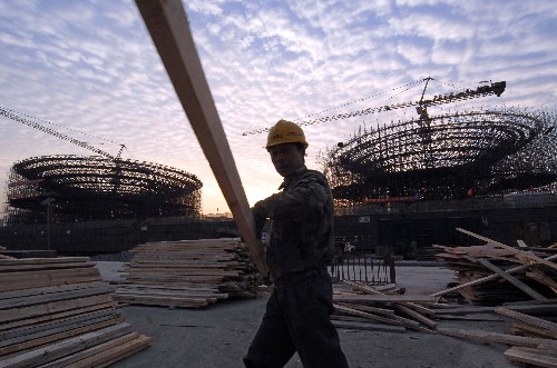 12月22日,施工人員在“陽光谷”建設(shè)工地拆除施工附屬支架(畫面左側(cè)建筑為4號(hào)“陽光谷”)。 當(dāng)日,上海世博會(huì)世博軸4號(hào)“陽光谷”結(jié)構(gòu)封頂。世博軸工程是2010年上海世博會(huì)園區(qū)的中央交通景觀軸線,為上海世博會(huì)永久性建筑之一。“陽光谷”是世博軸建筑的形象標(biāo)志,為6個(gè)巨型圓錐狀鋼結(jié)構(gòu)建筑。 新華社發(fā)