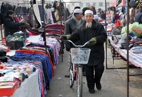1月6日,農(nóng)民在寧夏賀蘭縣集市上選購(gòu)生活用品。 近年來(lái),寧夏在廣大農(nóng)村依托“萬(wàn)村千鄉(xiāng)”市場(chǎng)工程,加快完善農(nóng)產(chǎn)品流通網(wǎng)絡(luò),使農(nóng)村消費(fèi)市場(chǎng)日漸升溫,傳統(tǒng)的集市也成為農(nóng)民消費(fèi)新的增長(zhǎng)點(diǎn)。 新華社記者 王鵬 攝