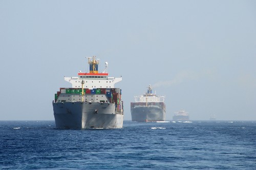 當(dāng)?shù)貢r(shí)間1月6日上午11時(shí),中國海軍護(hù)航艦艇編隊(duì)抵達(dá)亞丁灣、索馬里海域預(yù)定海區(qū),并組織實(shí)施了首次護(hù)航。首批受到護(hù)航的是4艘中國商船,其中的“觀音”號(hào)來自中國香港。這是1月6日,在“武漢”號(hào)導(dǎo)彈驅(qū)逐艦的帶領(lǐng)下依次航行的4艘商船。 新華社記者朱鴻亮攝