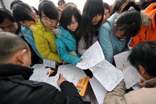 1月8日,眾多返鄉(xiāng)農(nóng)民工在湖北宜都舉行的專場招聘會(huì)上應(yīng)聘。 當(dāng)天,宜都市勞動(dòng)就業(yè)局人力資源市場舉行“返鄉(xiāng)農(nóng)民工專場招聘會(huì)”,全市27家企業(yè)現(xiàn)場為農(nóng)民工提供了近2000個(gè)就業(yè)崗位,1萬多名返鄉(xiāng)農(nóng)民工到場踴躍應(yīng)聘。 新華社發(fā)(曹禮達(dá) 攝)