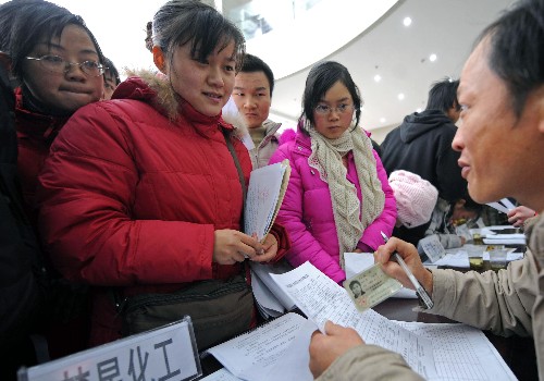 1月8日,返鄉(xiāng)農(nóng)民工在湖北宜都舉行的專場招聘會(huì)上應(yīng)聘。 當(dāng)天,宜都市勞動(dòng)就業(yè)局人力資源市場舉行“返鄉(xiāng)農(nóng)民工專場招聘會(huì)”,全市27家企業(yè)現(xiàn)場為農(nóng)民工提供了近2000個(gè)就業(yè)崗位,1萬多名返鄉(xiāng)農(nóng)民工到場踴躍應(yīng)聘。 新華社發(fā)(曹禮達(dá) 攝)