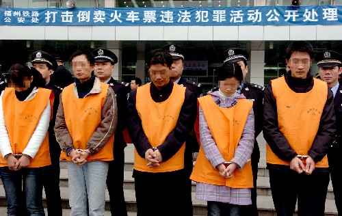 1月17日,福州打擊倒賣火車票違法犯罪活動(dòng)大會(huì)會(huì)場(chǎng)。當(dāng)日,福建省福州鐵路公安部門在福州火車站廣場(chǎng)召開(kāi)打擊倒賣火車票違法犯罪活動(dòng)公開(kāi)處理大會(huì),當(dāng)眾宣布對(duì)15名票販進(jìn)行刑事拘留、勞動(dòng)教養(yǎng)和行政拘留的處理決定。春運(yùn)以來(lái),福州鐵路公安部門已搗毀倒賣火車票窩點(diǎn)12個(gè),抓獲票販29名。新華社記者 張國(guó)俊 攝