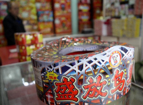 北京一家煙花爆竹銷(xiāo)售點(diǎn)內(nèi)銷(xiāo)售的煙花(1月19日攝)。 1月19日起,牛年花炮正式開(kāi)始在北京五環(huán)內(nèi)銷(xiāo)售?!侗本┦袩熁ū癜踩芾硪?guī)定》中規(guī)定,北京市五環(huán)路內(nèi),農(nóng)歷除夕、初一全天,初二至十五每日7時(shí)至24時(shí),可以燃放,其他時(shí)間禁止燃放。 新華社記者 邢廣利攝