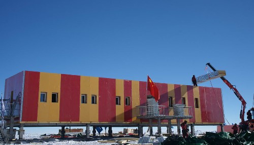 正在建設(shè)中的中國(guó)南極昆侖站(1月18日攝)。至當(dāng)?shù)貢r(shí)間1月19日,南極昆侖站主建筑四面墻體維護(hù)板已安裝完畢,開(kāi)始進(jìn)行頂板安裝。 新華社發(fā)
