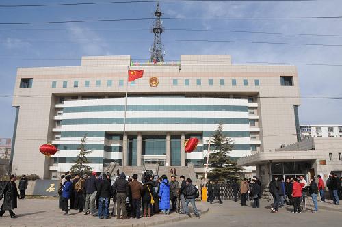 1月22日,眾多媒體記者在石家莊市中級(jí)人民法院門(mén)前采訪。當(dāng)日,三鹿問(wèn)題奶粉系列刑事案件一審宣判。據(jù)介紹,此次一審宣判的三鹿問(wèn)題奶粉系列刑事案件包括:生產(chǎn)銷(xiāo)售含有三聚氰胺混合物的張玉軍、張彥章以危險(xiǎn)方法危害公共安全案;向原奶中添加含三聚氰胺混合物并銷(xiāo)售給三鹿集團(tuán)的張合社等4人生產(chǎn)、銷(xiāo)售有毒食品案;生產(chǎn)銷(xiāo)售含有三聚氰胺混合物的高俊杰等4人以危險(xiǎn)方法危害公共安全案;向原奶中添加含三聚氰胺混合物并銷(xiāo)售給三鹿集團(tuán)的董少英等5人生產(chǎn)、銷(xiāo)售有毒食品案;向原奶中添加含有三聚氰胺混合物并銷(xiāo)售給三鹿集團(tuán)的耿金平等2人生產(chǎn)銷(xiāo)售有毒、有害食品案;三鹿集團(tuán)股份有限公司及田文華、王玉良、杭志奇、吳聚生等四名原三鹿集團(tuán)高級(jí)管理人員生產(chǎn)、銷(xiāo)售偽劣產(chǎn)品案。 新華社記者 王民 攝