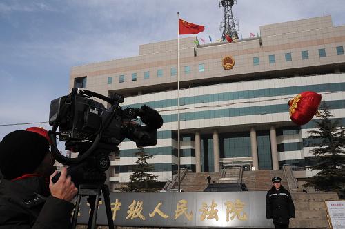 1月22日,一名外國(guó)媒體記者在石家莊市中級(jí)人民法院門(mén)前拍攝。 新華社記者 王民 攝