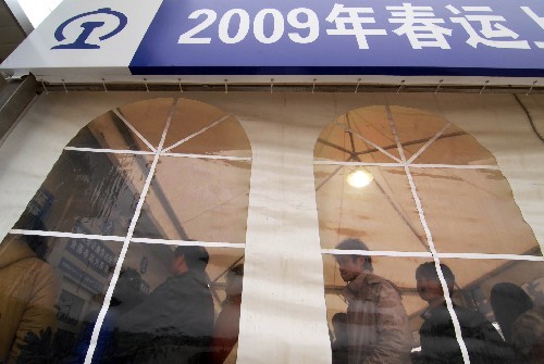 鐵路上海站的臨時售票處搭起大棚為購票者避風(fēng)(1月23日攝)。 新華社發(fā)