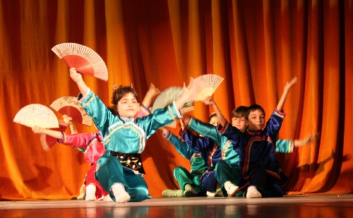 1月22日晚,在羅馬尼亞首都布加勒斯特,“春天”少兒歌舞團(tuán)表演中國(guó)扇子舞。當(dāng)晚,羅馬尼亞-中國(guó)友好協(xié)會(huì)在這里舉行中國(guó)春節(jié)專場(chǎng)文藝晚會(huì),祝賀中國(guó)人民春節(jié)快樂(lè),牛年祥和。中國(guó)駐羅使館官員以及羅馬尼亞各界友人近300人觀看了精彩的表演。 新華社記者 林惠芬 攝