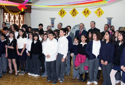 1月22日,塞浦路斯首都尼科西亞馬其頓區(qū)第二小學(xué)的80多名小學(xué)生們同聲唱起歌謠。當(dāng)天,這些學(xué)生在老師的帶領(lǐng)下,來(lái)到中國(guó)駐塞大使館參加慶?;顒?dòng),迎接牛年新春的到來(lái)。 新華社記者 王強(qiáng) 攝