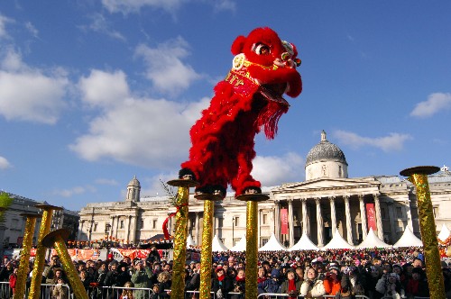 2月1日,在英國倫敦的特拉法加廣場舉行的中國農(nóng)歷新年慶?;顒又?,來自中國廣東的演員在2米高的梅花樁上表演舞獅。來自中國的100多名演員當(dāng)日在特拉法加廣場上演了歌舞、武術(shù)、雜技、魔術(shù)等近50個節(jié)目,把今年倫敦一周來的新春慶祝活動推向了高潮。 新華社發(fā)(羅伯特攝)
