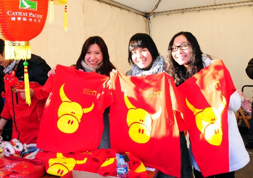 2月1日,倫敦華人在英國倫敦特拉法加廣場上舉行的中國農(nóng)歷新年慶?;顒又姓故?#8220;牛”T恤。 新華社發(fā)(羅伯特攝)