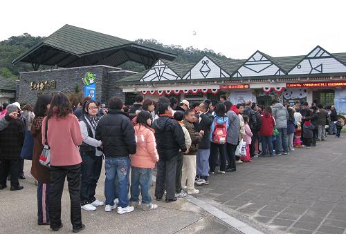 1月26日8時(shí)30分,贈(zèng)臺(tái)大熊貓“團(tuán)團(tuán)”“圓圓”在臺(tái)北市動(dòng)物園與臺(tái)灣民眾正式見面。眾多臺(tái)灣民眾在動(dòng)物園門口排隊(duì)等候與“團(tuán)團(tuán)”“圓圓”見面。動(dòng)物園規(guī)定,每日限定參觀名額2.2萬人次。新華社記者 王妍 攝