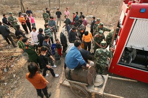 2月12日,華樓村村民圍攏在消防車(chē)旁等待接水。 當(dāng)日,安徽省淮北市公安消防支隊(duì)官兵開(kāi)動(dòng)大噸位消防車(chē),為淮北市烈山區(qū)烈山鎮(zhèn)華樓村、新村等地的居民送去生活用水。自去年10月份以來(lái),安徽省出現(xiàn)連續(xù)干旱,皖北地區(qū)的淮北市旱情尤為嚴(yán)重。 新華社發(fā)(李博 攝)