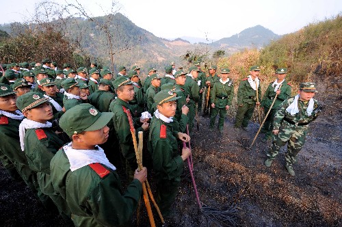 2月13日,武警官兵在沙縣高砂鎮(zhèn)陽溪村準備上山撲滅余火。 新華社記者 張國俊 攝