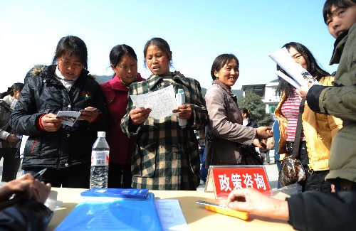 2月13日,四川省青川縣竹園鎮(zhèn),當(dāng)?shù)厝罕娺M(jìn)行政策咨詢。 當(dāng)日,援建地震災(zāi)區(qū)青川縣的浙江省組織杭州企業(yè)在青川縣竹園鎮(zhèn)舉行勞務(wù)招聘會,10多家企業(yè)將提供1200余個崗位。 新華社記者 江宏景攝