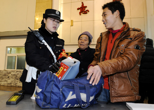 2月16日,女子執(zhí)勤隊隊員樊洋(左)在太原火車站進站口進行查危防爆工作。太原火車站女子值勤隊自今年春運亮相以來,以女民警特有的細心、熱心和耐心為旅客服務(wù),她們用辛勤的汗水換來了春運的平安順利,受到旅客廣泛好評。2009年1月11日正式掛牌的太原火車站中心派出所首支女子執(zhí)勤隊由35名鐵路女警組成,該女子執(zhí)勤隊主要擔(dān)負太原火車站的執(zhí)勤任務(wù)。新華社記者 張怡碩 攝