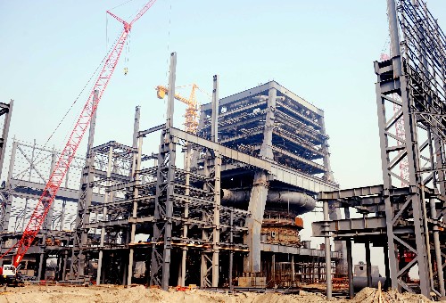 這是曹妃甸首鋼京唐鋼鐵廠一期二步工程高爐工地施工現(xiàn)場(3月1日攝)。 目前,曹妃甸首鋼京唐鋼鐵廠一期一步工程——5500立方米高爐進入投產(chǎn)準備階段,同時一期二步工程正在緊張建設中。據(jù)了解,首鋼京唐鋼鐵項目是納入國家“十一五”規(guī)劃綱要的重點項目,工程項目全部建成后,將形成年產(chǎn)970萬噸鋼坯生產(chǎn)能力,年產(chǎn)鋼材912.82萬噸。 新華社記者楊世堯攝