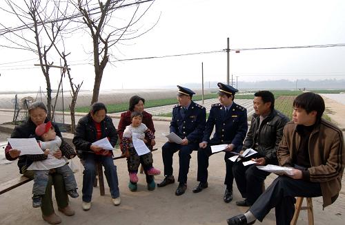 3月8日,重慶市工商局潼南分局的兩名工商執(zhí)法人員正在當(dāng)?shù)剞r(nóng)村的一個(gè)院壩中向村民們宣傳“家電下鄉(xiāng)”的政策和消費(fèi)維權(quán)知識(shí)。日前,重慶市工商執(zhí)法人員深入到農(nóng)戶家中對(duì)“家電下鄉(xiāng)”政策和消費(fèi)維權(quán)進(jìn)行了廣泛宣傳。此項(xiàng)活動(dòng)旨在增強(qiáng)農(nóng)村居民的消費(fèi)維權(quán)意識(shí)和識(shí)假辨假能力,確保“家電下鄉(xiāng)”活動(dòng)的有序進(jìn)行。新華社記者 劉潺 攝