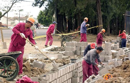 3月9日,來自中國安徽省外經(jīng)建設(shè)(集團(tuán))有限公司的工人在位于哥斯達(dá)黎加首都圣何塞的哥斯達(dá)黎加國家體育場施工現(xiàn)場為開工做準(zhǔn)備。由中國援建的哥斯達(dá)黎加新國家體育場位于圣何塞的薩瓦那城市公園,3月中旬將正式奠基開工。新華社發(fā)(艾斯特班攝)