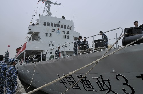 3月10日,工作人員在給準(zhǔn)備開(kāi)赴西沙群島的中國(guó)漁政311船解錨。 當(dāng)日12時(shí),總噸位達(dá)4450噸的我國(guó)最大漁政船——中國(guó)漁政311船駛離廣州的碼頭,開(kāi)赴南海西沙群島海域執(zhí)行公務(wù)。這標(biāo)志著目前我國(guó)噸位最大、設(shè)備最先進(jìn)的漁政執(zhí)法船正式入列投入使用。 新華社記者 梁鋼華 攝