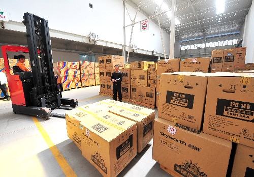 3月11日,玉溪百信商貿(mào)集團家電下鄉(xiāng)物流配送中心12000平方米的倉庫里,調(diào)度人員正忙著彩電出貨。 云南省自3月初全面啟動家電下鄉(xiāng)活動以來,家電銷售迅速,僅玉溪市紅塔區(qū)兩鄉(xiāng)六鎮(zhèn)的農(nóng)戶就已購買到近百臺(件)享受政府補貼的彩電、冰箱、洗衣機等家電產(chǎn)品。 新華社記者 陳海寧 攝