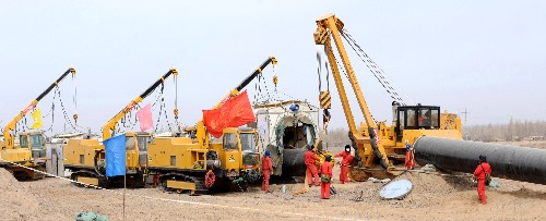 3月13日,西氣東輸二線工程人員在甘肅省張掖市高臺(tái)縣境內(nèi)的一處戈壁灘上施工。 新華社記者 韓傳號(hào) 攝