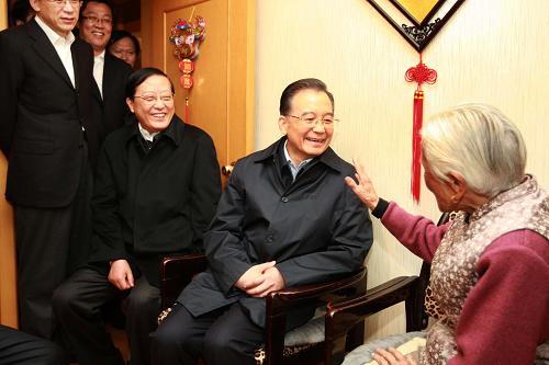 3月20日至22日,中共中央政治局常委、國(guó)務(wù)院總理溫家寶來到遼寧,就企業(yè)生產(chǎn)經(jīng)營(yíng)情況進(jìn)行調(diào)查研究。這是3月21日,溫家寶在大連市西崗區(qū)日新街道廣和社區(qū)考察時(shí)看望退休職工翁桂香一家,同老人噓寒問暖,詳細(xì)了解老人的退休生活情況。 新華社記者 鞠鵬 攝