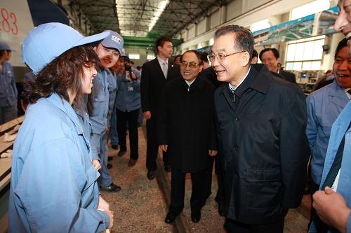 3月21日,溫家寶在中國(guó)北車集團(tuán)大連機(jī)車車輛有限公司車間同青年女工親切交談。 3月20日至22日,中共中央政治局常委、國(guó)務(wù)院總理溫家寶來到遼寧,就企業(yè)生產(chǎn)經(jīng)營(yíng)情況進(jìn)行調(diào)查研究。 新華社記者 鞠鵬 攝