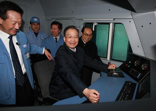 3月21日,溫家寶在中國(guó)北車集團(tuán)大連機(jī)車車輛有限公司參觀企業(yè)自主研制的“和諧型”9600千瓦大功率電力機(jī)車。他說,我們?cè)陔娏C(jī)車上已經(jīng)走在了世界前列,這是中國(guó)人的驕傲,希望企業(yè)全體職工繼續(xù)努力。 3月20日至22日,中共中央政治局常委、國(guó)務(wù)院總理溫家寶來到遼寧,就企業(yè)生產(chǎn)經(jīng)營(yíng)情況進(jìn)行調(diào)查研究。 新華社記者 鞠鵬 攝