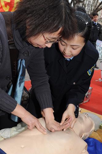 4月7日,長(zhǎng)春市急救中心的工作人員(右)在向市民講解人工呼吸急救知識(shí)。 新華社記者 邵守志 攝