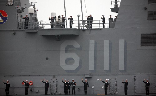 4月20日,韓國(guó)“獨(dú)島”號(hào)兩棲攻擊艦的官兵在揮手致意。當(dāng)日下午,韓國(guó)“獨(dú)島”號(hào)兩棲攻擊艦抵達(dá)青島港1號(hào)碼頭。至此,參加多國(guó)海軍活動(dòng)的外國(guó)軍艦全部抵達(dá)。 新華社記者李剛攝