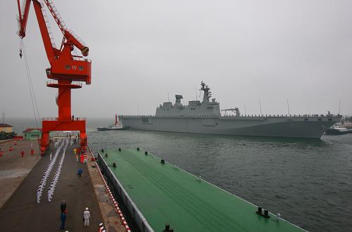 4月20日下午,韓國(guó)“獨(dú)島”號(hào)兩棲攻擊艦抵達(dá)青島港1號(hào)碼頭。至此,參加多國(guó)海軍活動(dòng)的外國(guó)軍艦全部抵達(dá)。 新華社記者 李剛 攝