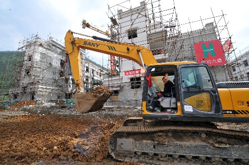 工人駕駛挖掘機(jī)修建學(xué)校路面(4月22日攝)。 目前,由濟(jì)南軍區(qū)援建的北川擂鼓中學(xué)主體工程已基本完成,將于8月1日投入使用,漂亮的教學(xué)樓吸引了師生們前來(lái)參觀(guān)。 新華社記者 何俊昌 攝