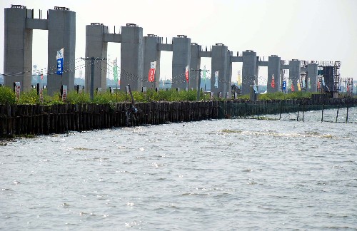 4月26日拍攝的正在施工的京滬高鐵丹昆特大橋陽澄湖橋段橋墩群。 正在建設(shè)中的京滬高速鐵路丹昆特大橋縱貫江蘇省東部,起自丹陽,終至昆山,全長164公里。丹昆特大橋陽澄湖橋段七次跨越陽澄湖,總長5.9公里,采用“雙排樁筑壩圍堰”施工方案,將水上施工改為陸地施工,在工程質(zhì)量、工期、安全方面更有保障,同時不影響陽澄湖及其周邊水域和陸地原有生態(tài)環(huán)境,把湖區(qū)橋梁施工對環(huán)境的影響降到了最低。 新華社發(fā)